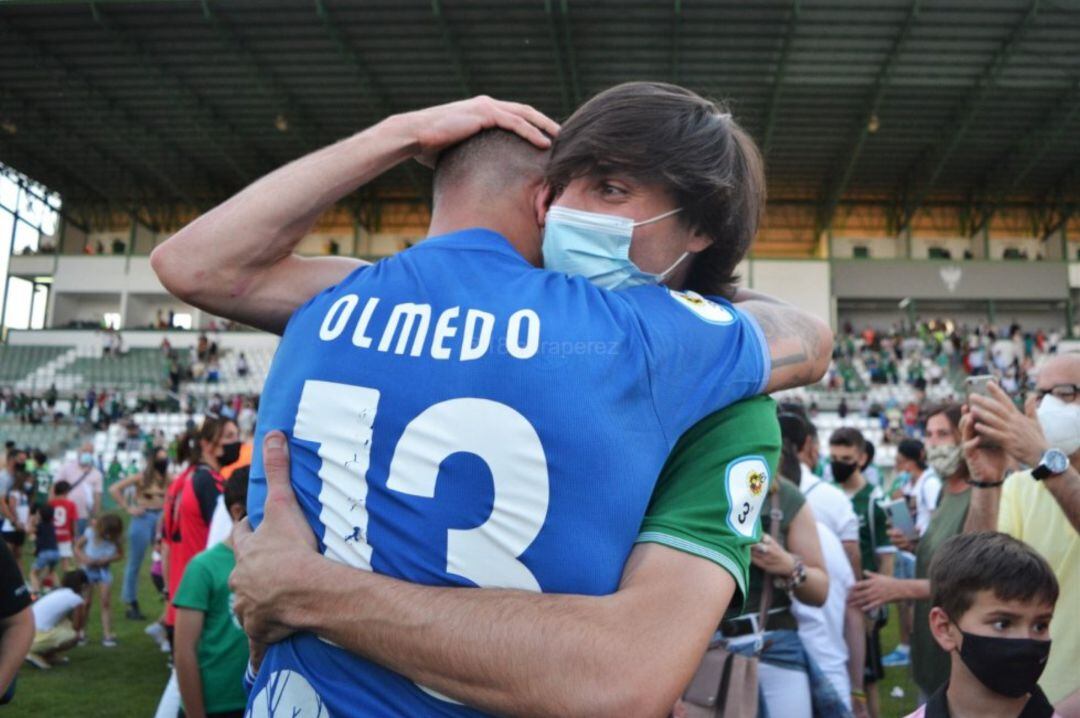 Olmedo se abraza a un compañero tras el partido del pasado domingo