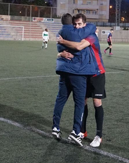 Santi Rico abrazado a Ricky López