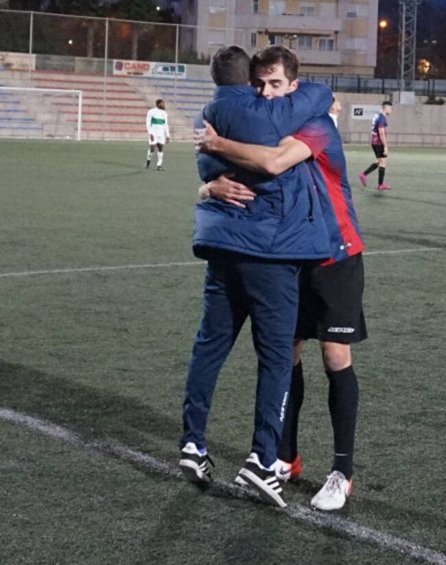 Santi Rico abrazado a Ricky López