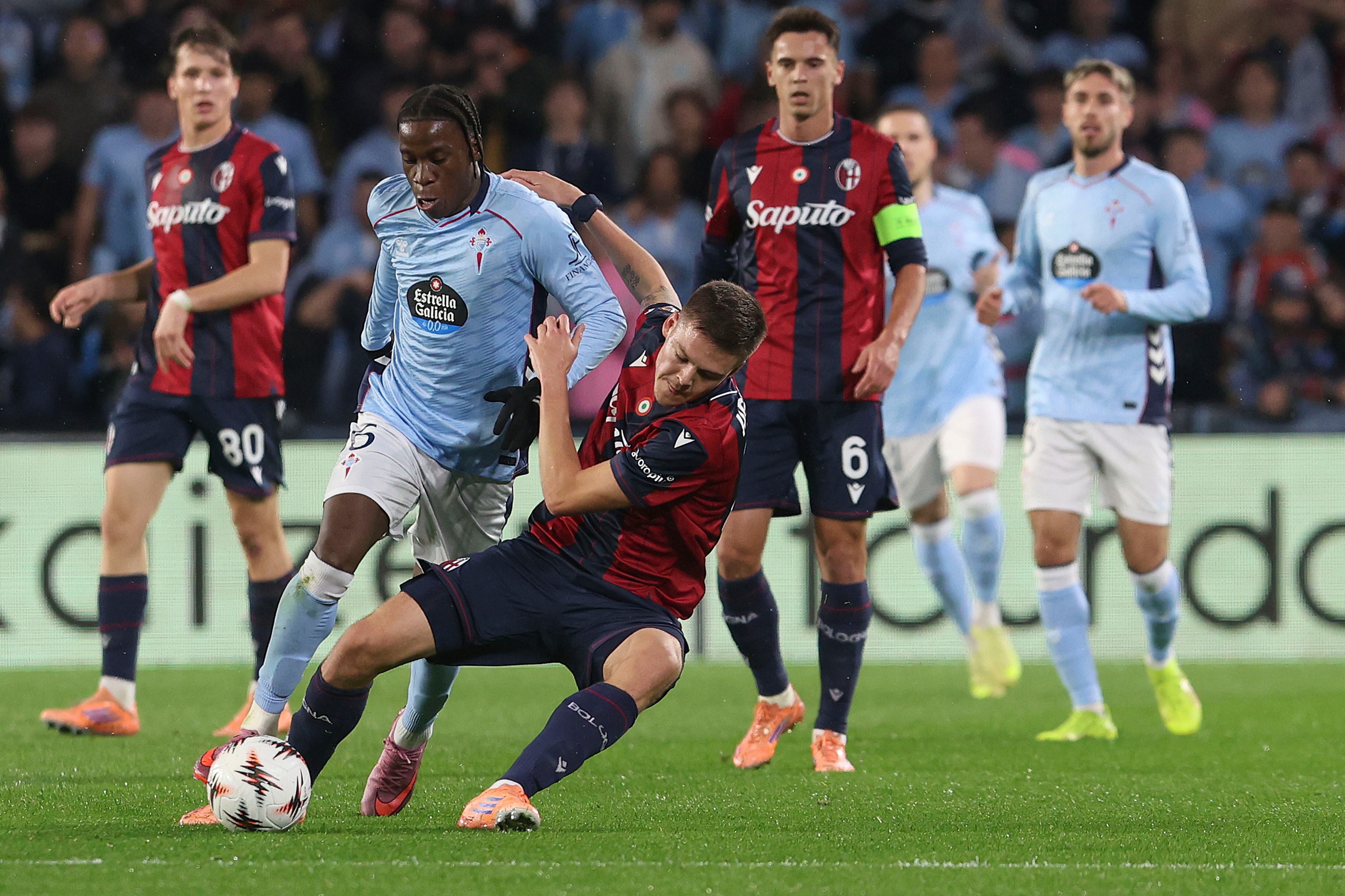 VIGO, 11/12/2025.- El centrocampista del Celta Ilaix Moriba (i) pugna por un balón con el centrocampista croata del Bolonia Nikola Moro durante el partido correspondiente a la jornada 6 de la fase de grupos de la Europa League celebrado en el estadio de Balaídos de Vigo, este jueves. EFE/ Salvador Sas