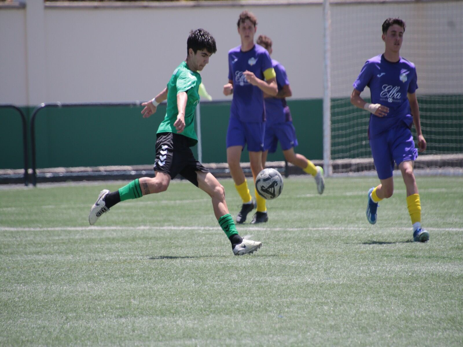 Una de las jugadas del partido del Unión Sur Yaiza juvenil contra el CD 35600.