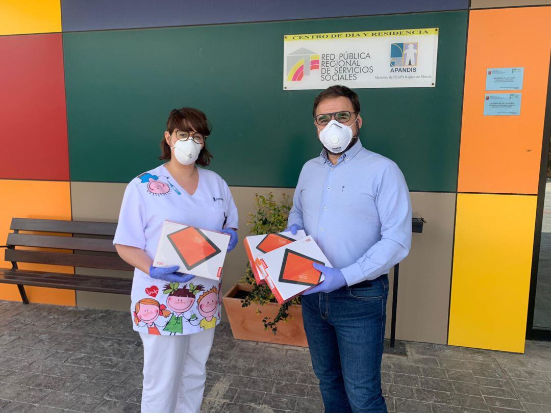 Lorca da tabletas a Apandis y Asprodes para conectar a internos y familiares