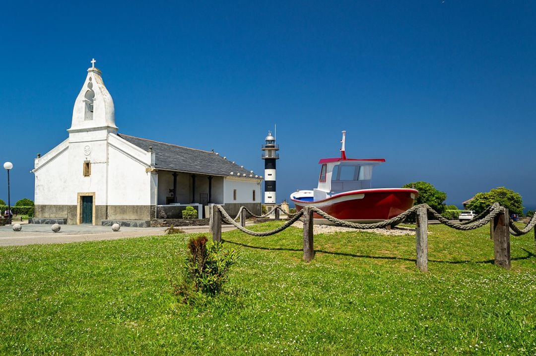 La capilla y el faro de Ortiguera, en el cabo de San Agustín 