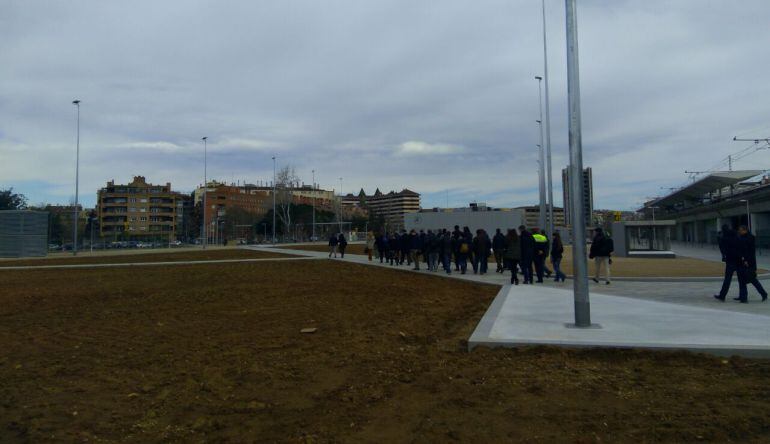 La comitiva inaugural passejant per un Parc Central on no hi ha ni rastre de verd.