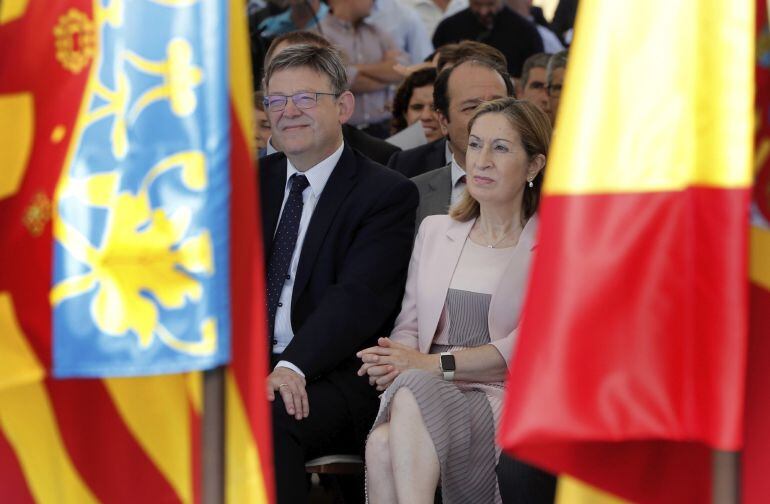 La Ministra de Fomento, Ana Pastor y el president Ximo Puig durante el ato de inauguración del nuevo Muelle de Costa en el puerto de Valencia