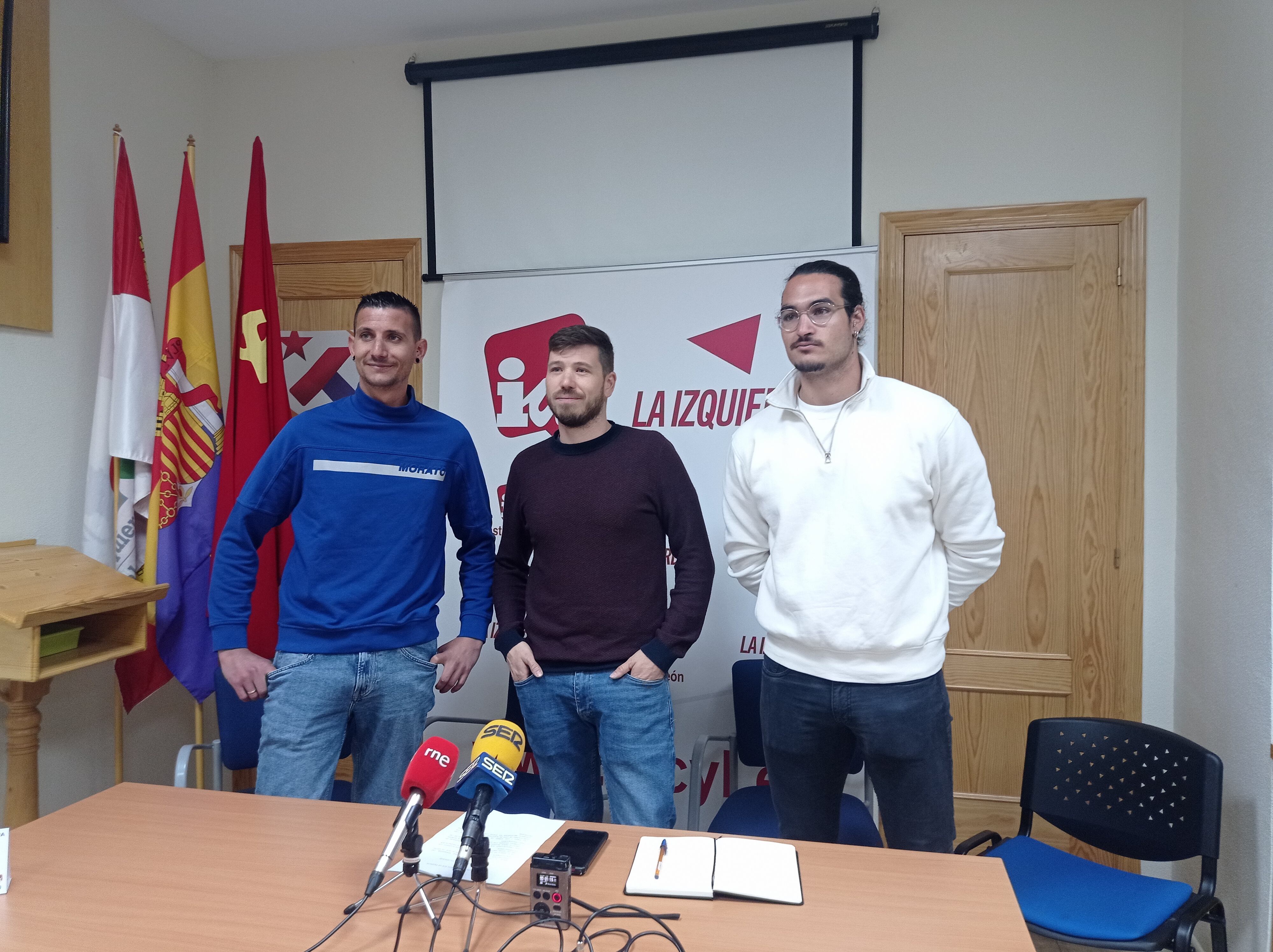 David López Carazo, Pablo Vázquez y Rodrigo Pajares durante la presentación de sus candidaturas en la sede de IU Palencia