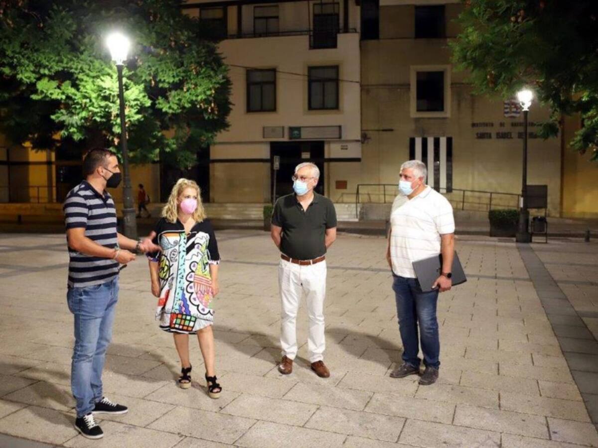 La alcaldesa visita las obras de la segunda fase del proyecto de Iluminación Singular en el barrio de Santiago