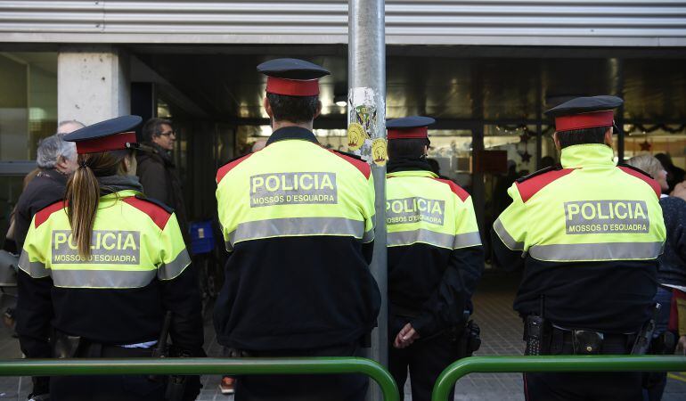 Los Mossos detienen a un fotógrafo de Cadaqués por grabar chicas cuando se desvestían.