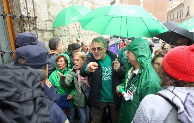 Protesta contra el ministro Wert en las inmediaciones del Museo Nacional de Escultura (Valladolid)