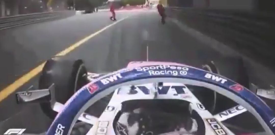 Momento en el que Sergio &#039;Checo&#039; Pérez frena ante dos operarios