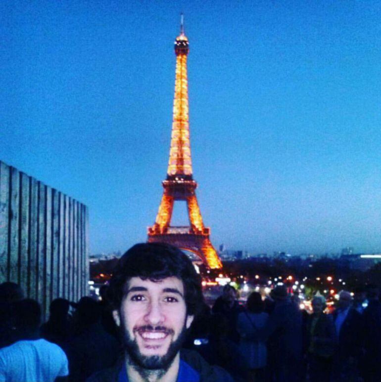 El alcazareño Herminio Montalvo con la Torre Eiffel de fondo