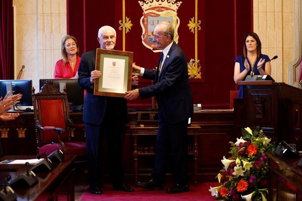 Momento de entrega del reconocimiento