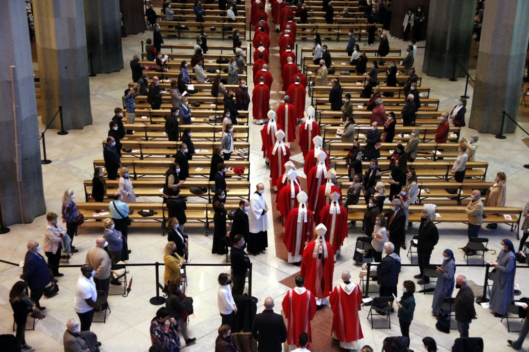 Feligreses en la Sagrada Familia de Barcelona