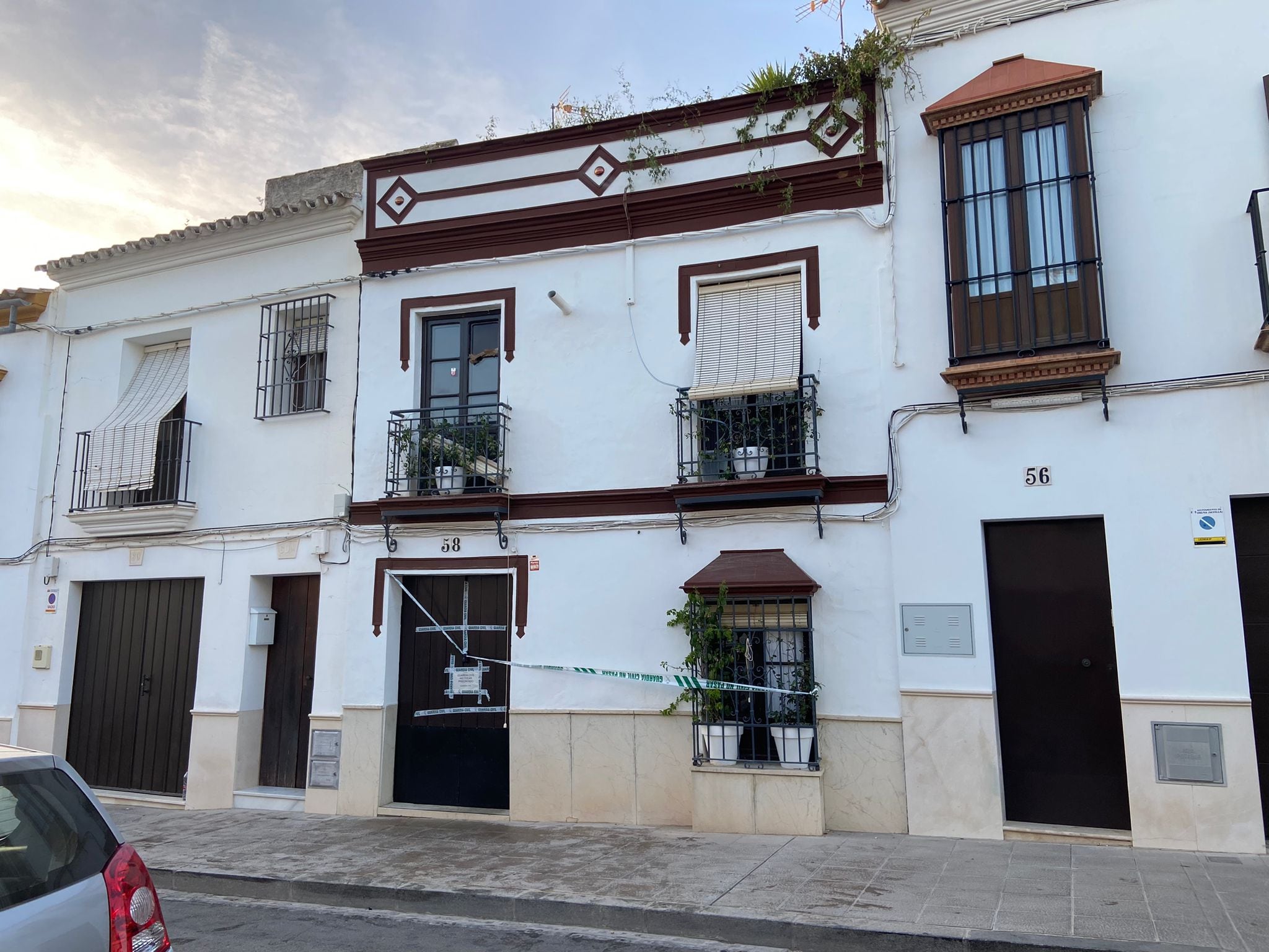 Vivienda precintada donde han sido hallados los dos cadáveres en Osuna.