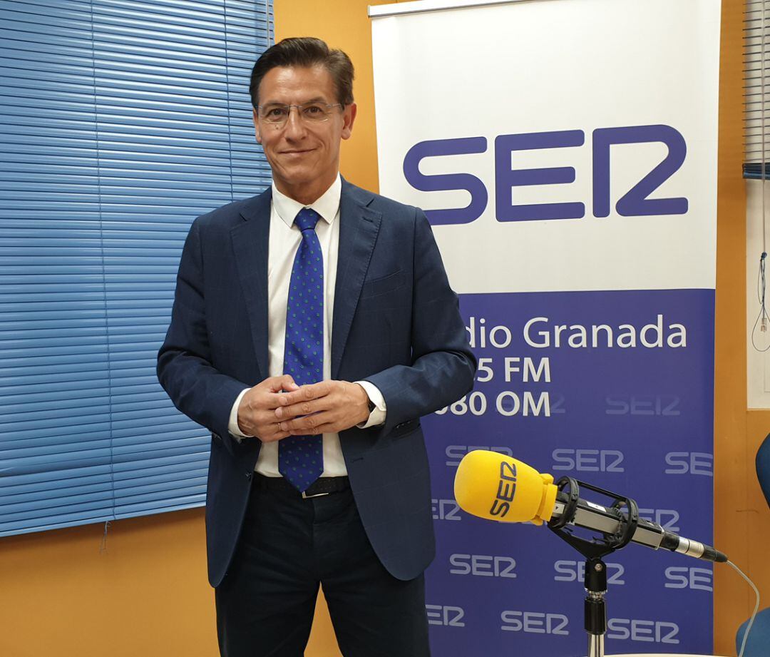 Luis Salvador, en los estudios de Radio Granada
