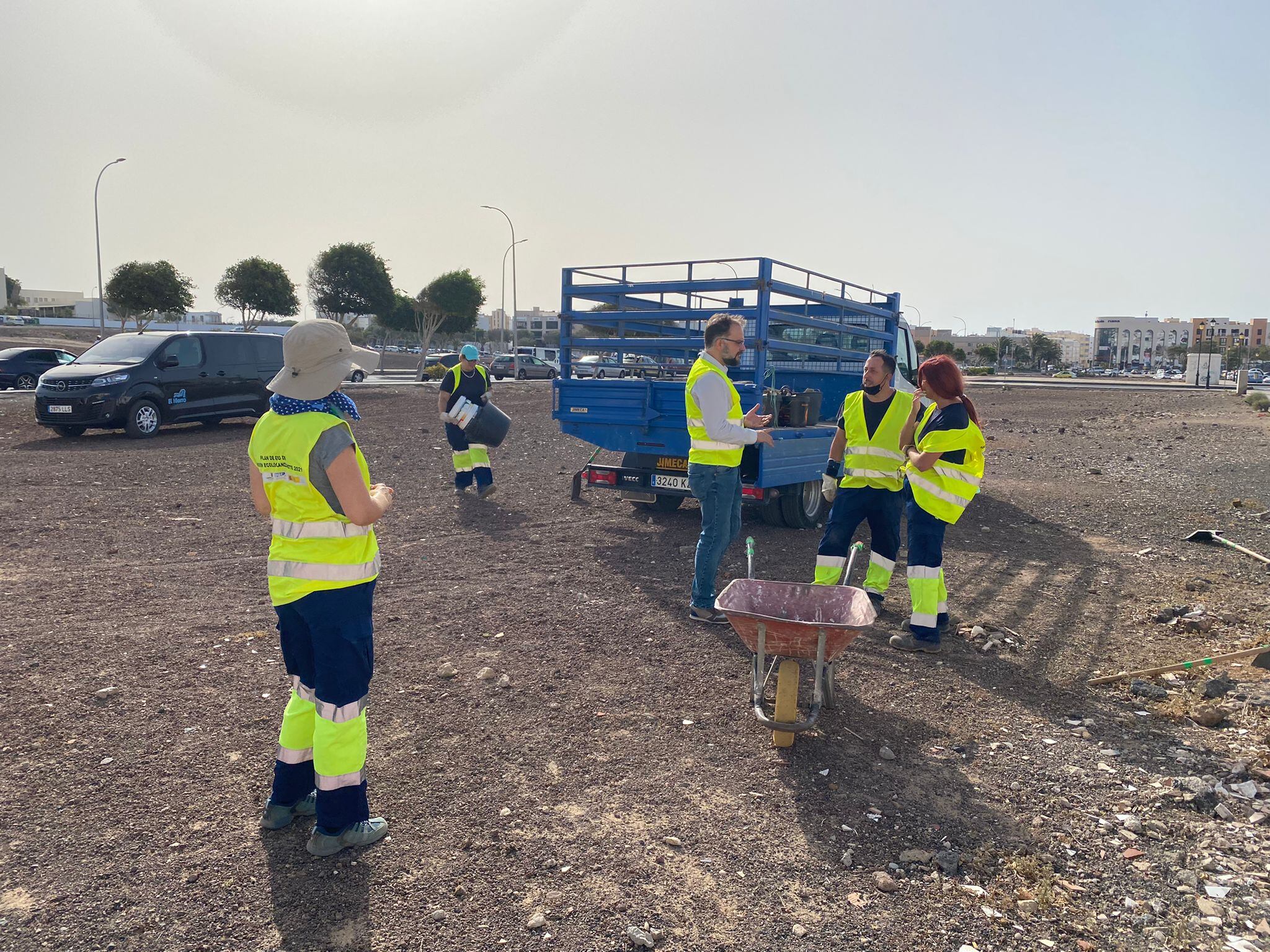 Jorge Peñas, consejero de Empleo del Cabildo de Lanzarote, visitando algunas de las zonas en las que se ha actuado.