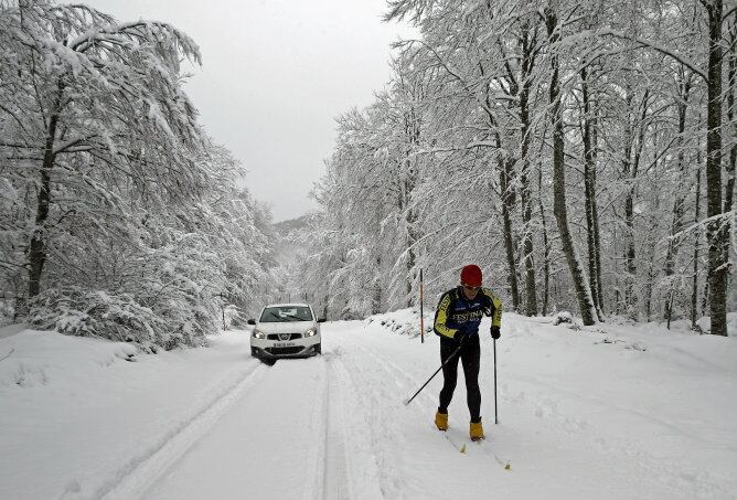 Un hombre esquía por la NA-7510, en la Sierra de Aralar en Navarra, que se encuentra cubierta de nieve