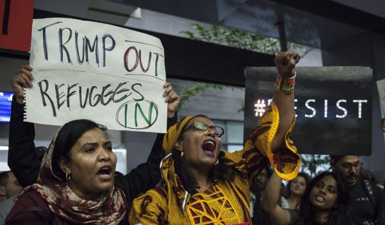 Varias mujeres protestan en el Aeropuerto Internacional de San Francisco.