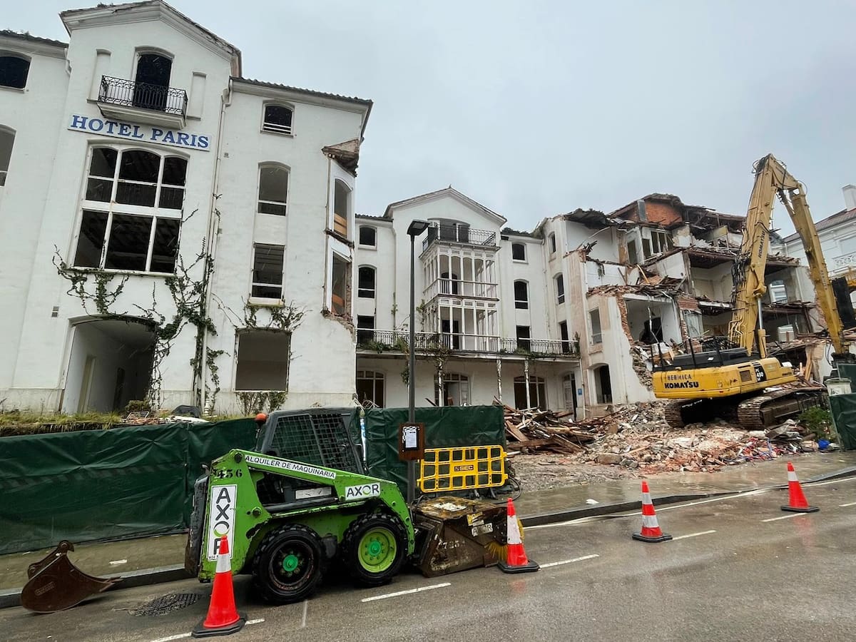 Comienzan los trabajos de derribo del Hotel París en Santander