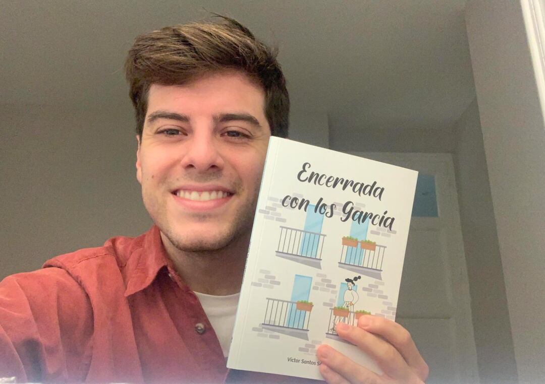 El auator de "Encerrada con los García" muestra un ejemplar de su obra
