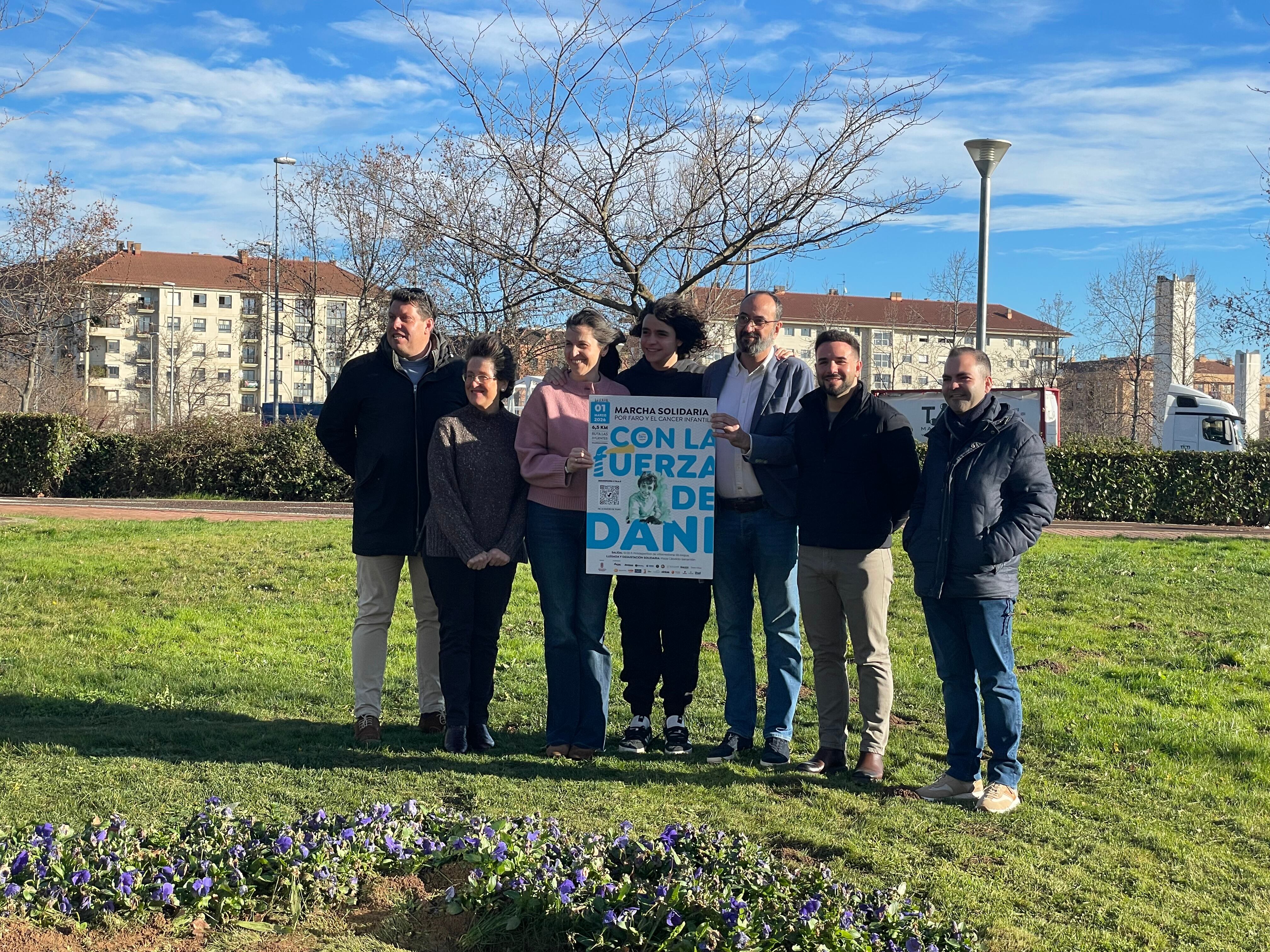 La familia Simón García junto a Estella Benito, presidenta de Faro; el alcalde de Villamediana de Iregua, Rubén Gutiérrez; y los concejales Álvaro Mayoral y Diego Moreno.