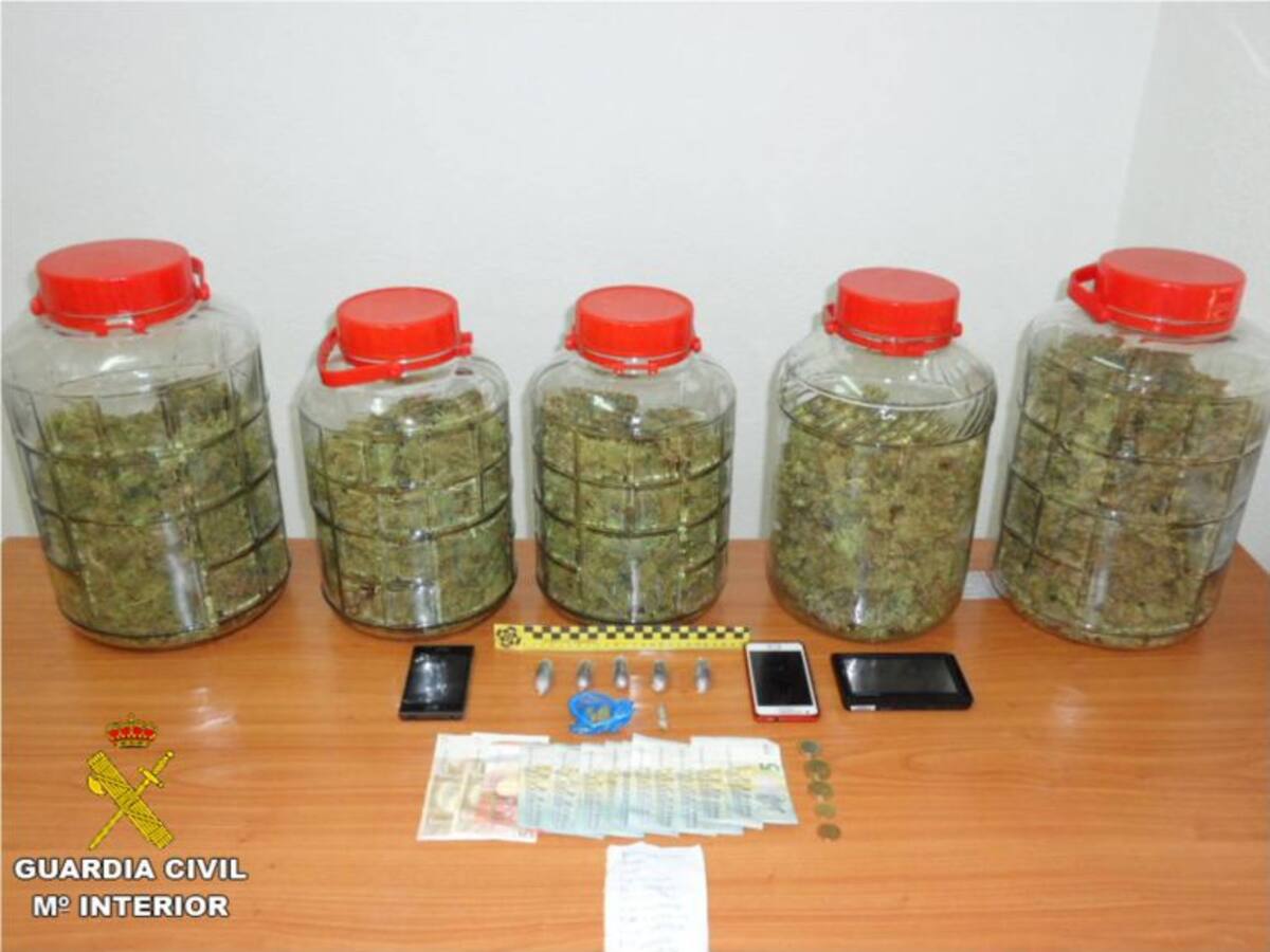 La Guardia Civil detiene en Novelda a un conductor que transportaba kilo y medio marihuana