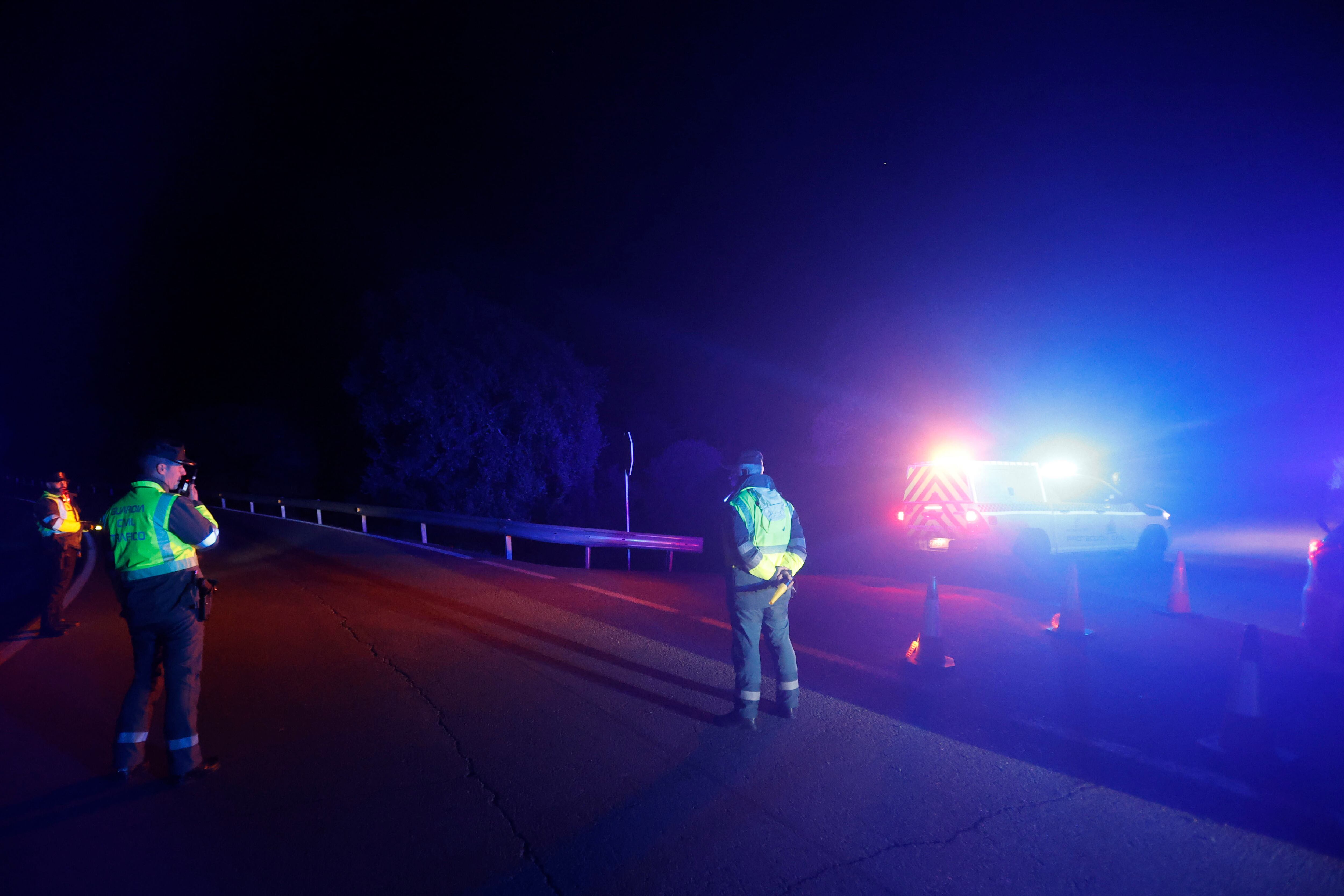 ADAMUZ (CÓRDOBA), 18/01/2026.- Llegada de efectivos de emergencias al lugar del accidente de tren ocurrido esta tarde en Córdoba, al descarrilar un convoy con más de 300 pasajeros y chocar con otro que circulaba por la vía contigua, a la altura de Adamuz, en Córdoba, en un siniestro en el que al menos hay diez los muertos y 25 heridos graves. EFE/Salas