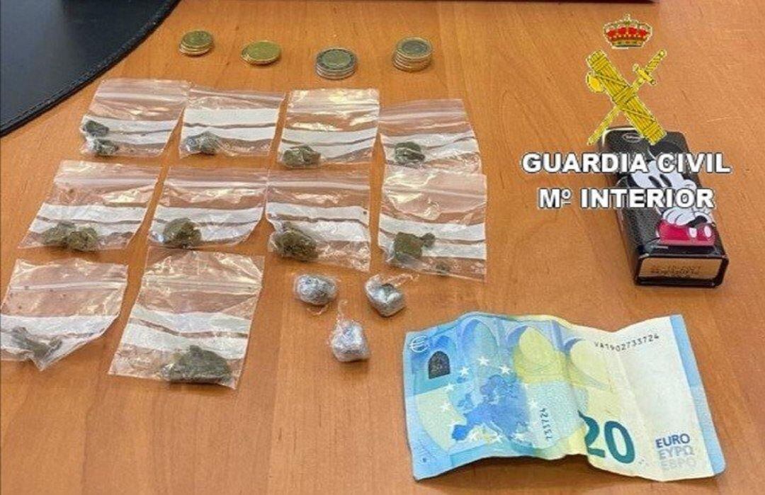 Droga y dinero incautado al detenido