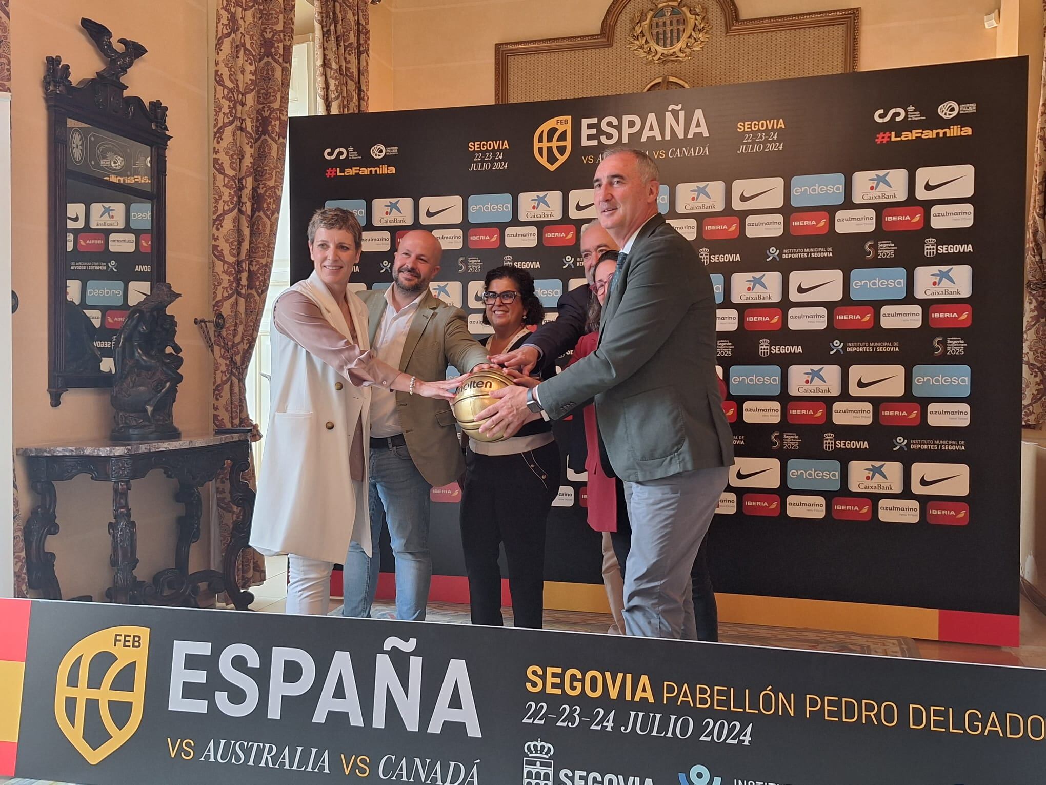 La presidenta de la FEB, Elisa Aguilar, y el alcalde de Segovia, José Mazarías, en la presentación del Torneo de la Selección Femenina de Baloncesto, en el antiguo salón de Plenos del Ayuntamiento