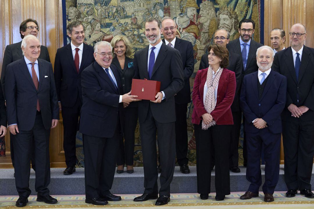 Felipe VI recibe en audiencia a la Asociación de exdiputados y exsenadores de las Cortes Generales, entre ellos Pedro Bofill.