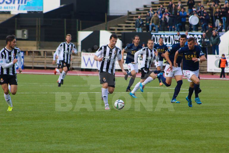 Espinar controla un balón.