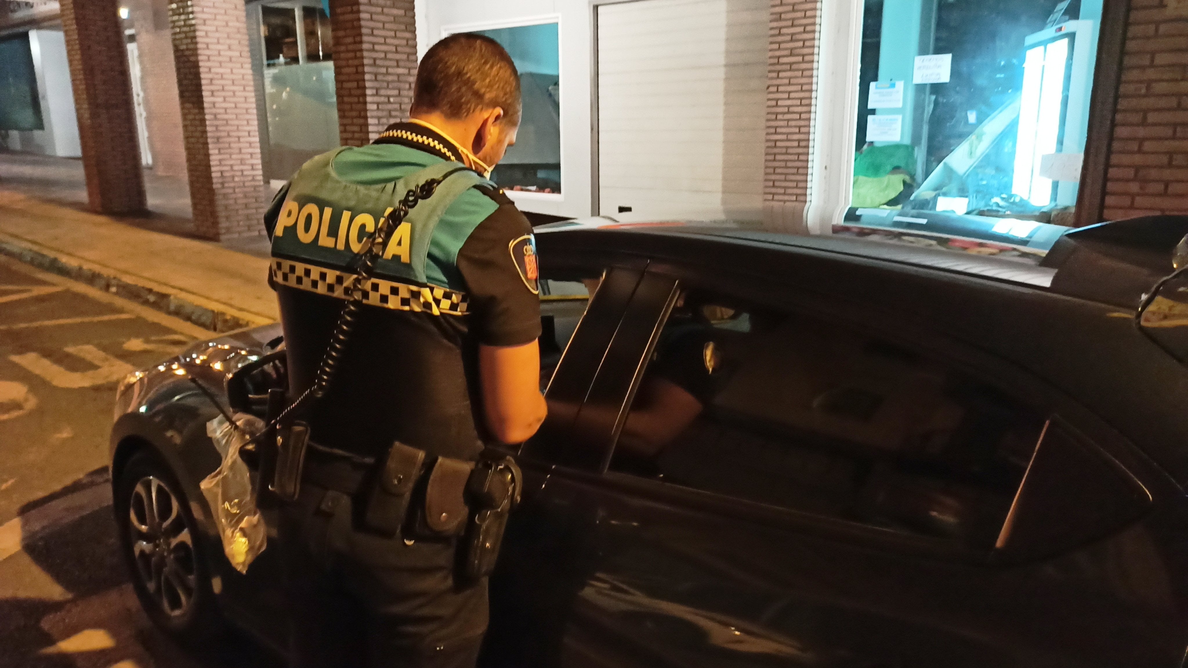 Un agente de la Polícia Local de Tudela atiende una intervención