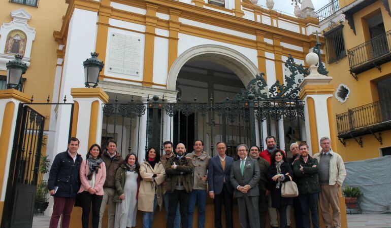 Foto de familia de los artistas participantes en la muestra ante las puertas de la Basílica de La Macarena