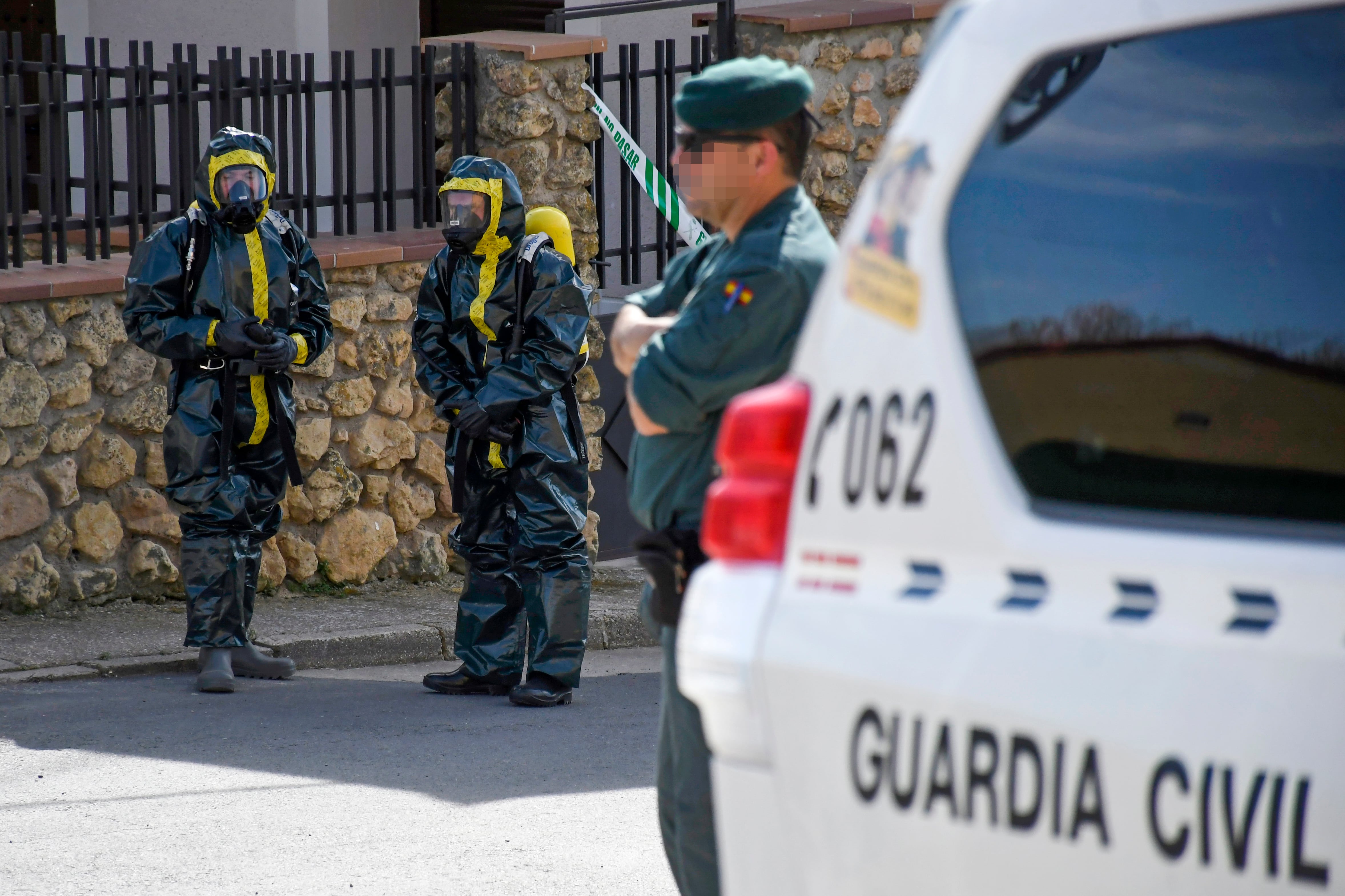 En la vivienda de Carbonero de Ahusín ha estado actuando una Unidad de Desactivación de Explosivos y Defensa NRBQ (Nuclear, Radiológica, Biológica y Química) que se ha desplazado desde Madrid- EFE / Pablo Martín