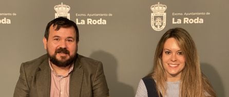 El alcalde junto a la concejala de Educación, Emma Escribano