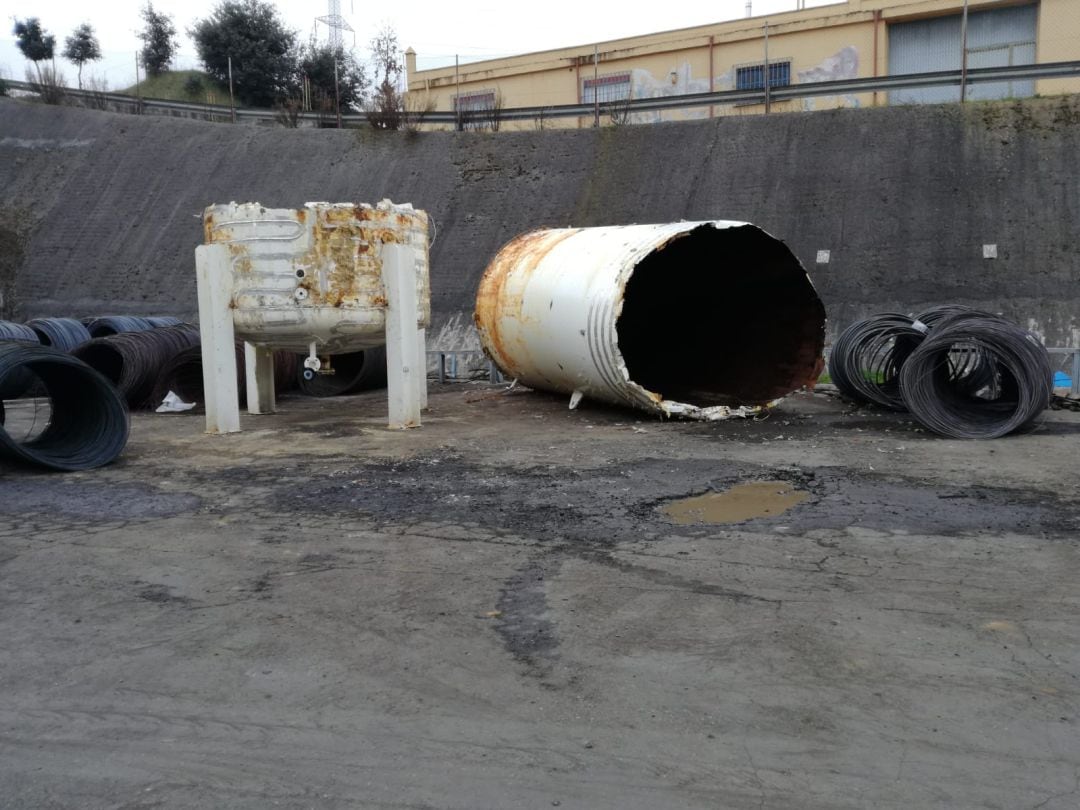 El tanque tras el accidente en el que se mezclaron los gases sulfúrico y nítrico