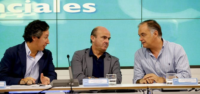 Los vicesecretarios del PP, Carlos Floriano, Esteban González Pons y el ministro de Economía, Luis de Guindos, durante la reunión