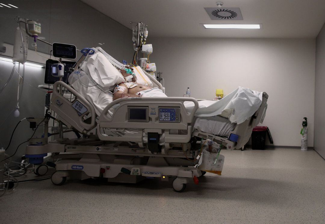 Un enfermo en una cama de la UCI del Hospital de Emergencias Isabel Zendal, Madrid 