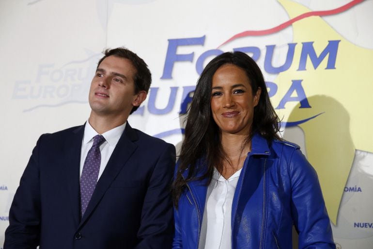 La portavoz del Grupo de Ciudadanos (C&#039;s) en el Ayuntamiento de Madrid, Begoña Villacís (d), junto al presidente de Ciudadanos, Albert Rivera (i), durante el desayuno informativo del Fórum Europa