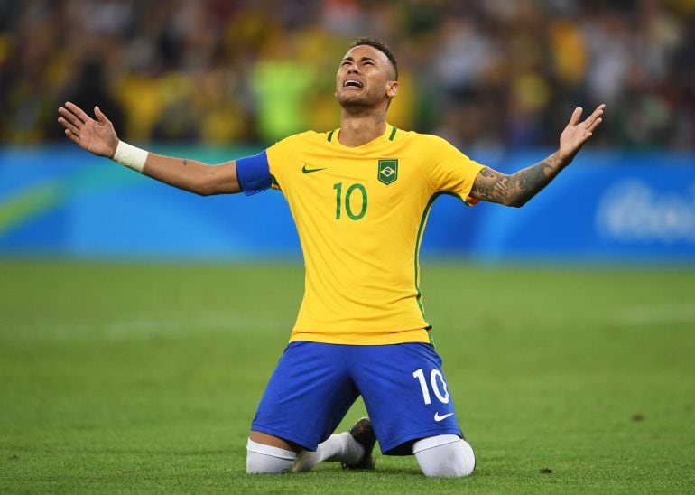 Neymar celebra el oro con la selección de Brasil.