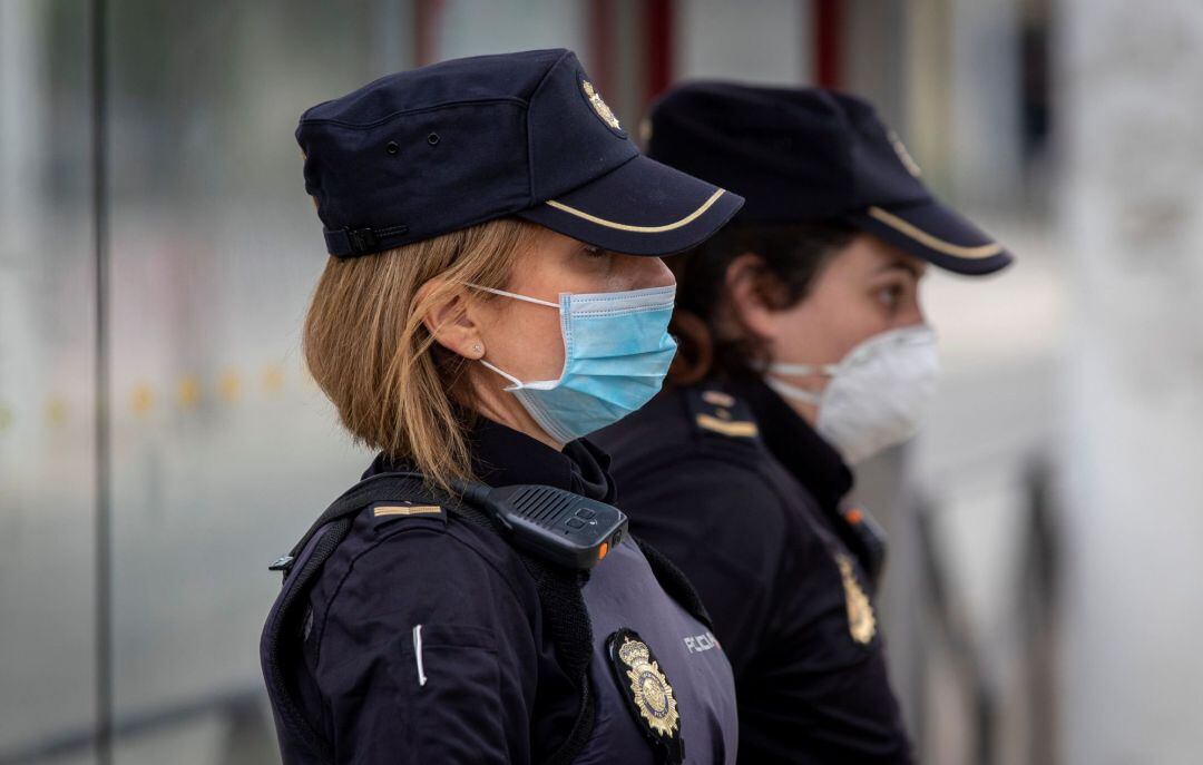 Dos agentes del Cuerpo Nacional de Policía vigilando 