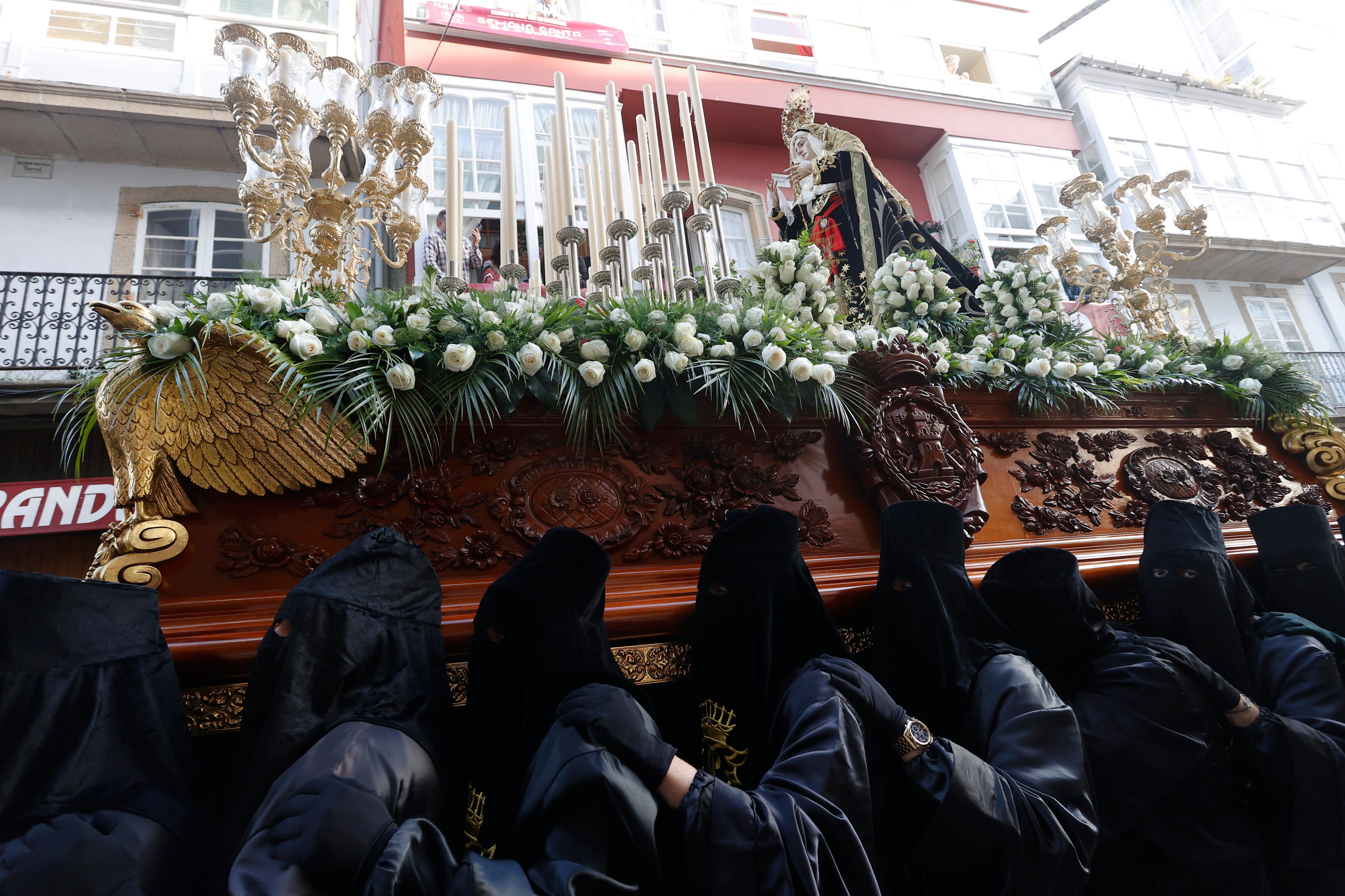 FERROL (A CORUÑA), 15/04/2022.- El Viernes Santo alcanza uno de sus momentos más importantes con la procesión del Santo Entierro que recupera tras más de un siglo la tradición del Desenclavo. EFE/kiko delgado
