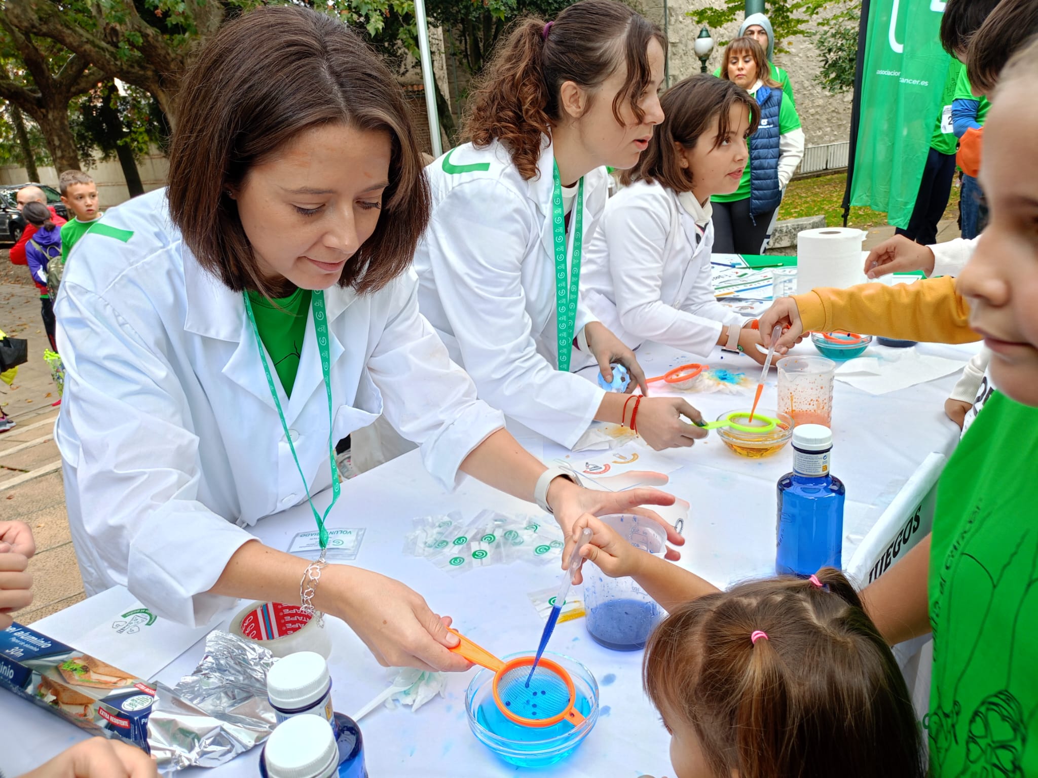 Varios investigadores de Cuéllar explican a los niños como atacar las células cancerígenas