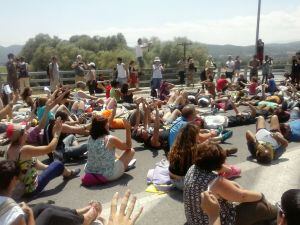 Acto reivindicativo en el puente que da acceso al cmapo de refugiados de Idomeni