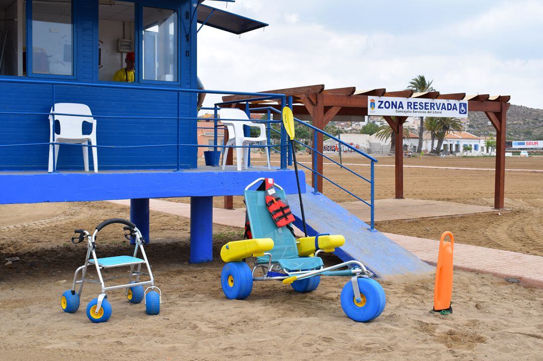 Una zona reservada para personas con movilidad reducida y equipamiento para baño asistido en una playa de Mazarrón