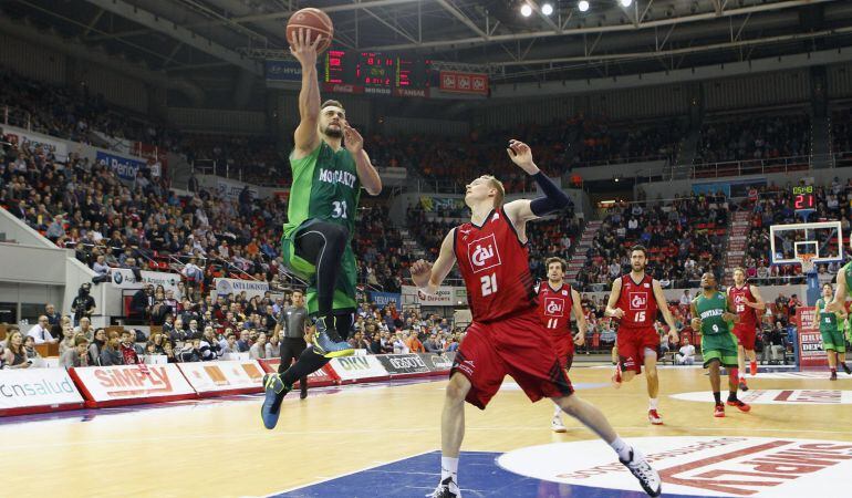 El escolta serbio del Fuenlabrada, Ivan Paunic (i), entra a canasta ante la mirada del alemán Robin Benzing, del Cai Zaragoza, que no puede evitar la canasta, durante el partido de la liga Endesa que se ha disutado hoy en el Pabellon Principe Felipe de Za