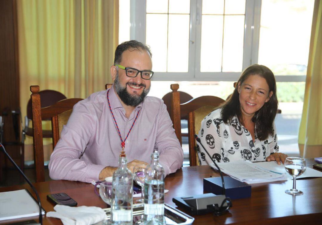 Jorge Peñas y Miriam Barros, consejeros de Podemos en el Cabildo de Lanzarote.