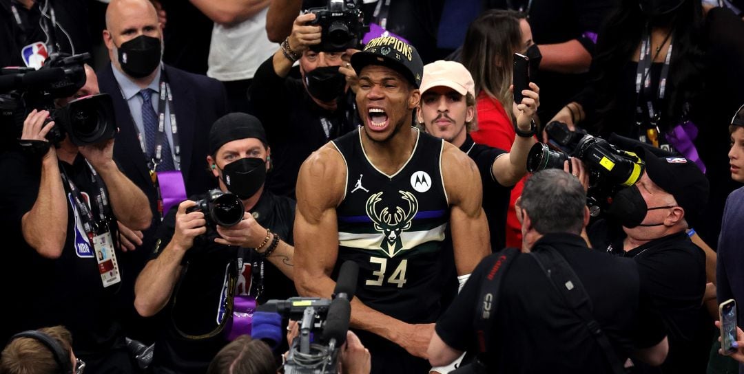 Giannis Antetokounmpo festeja el título de campeón de la NBA con los Milwaukee Bucks