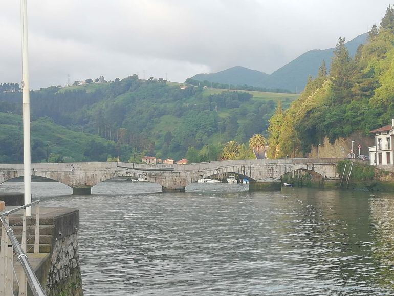 El puente que une Deba y Mutriku será reconstruido. 