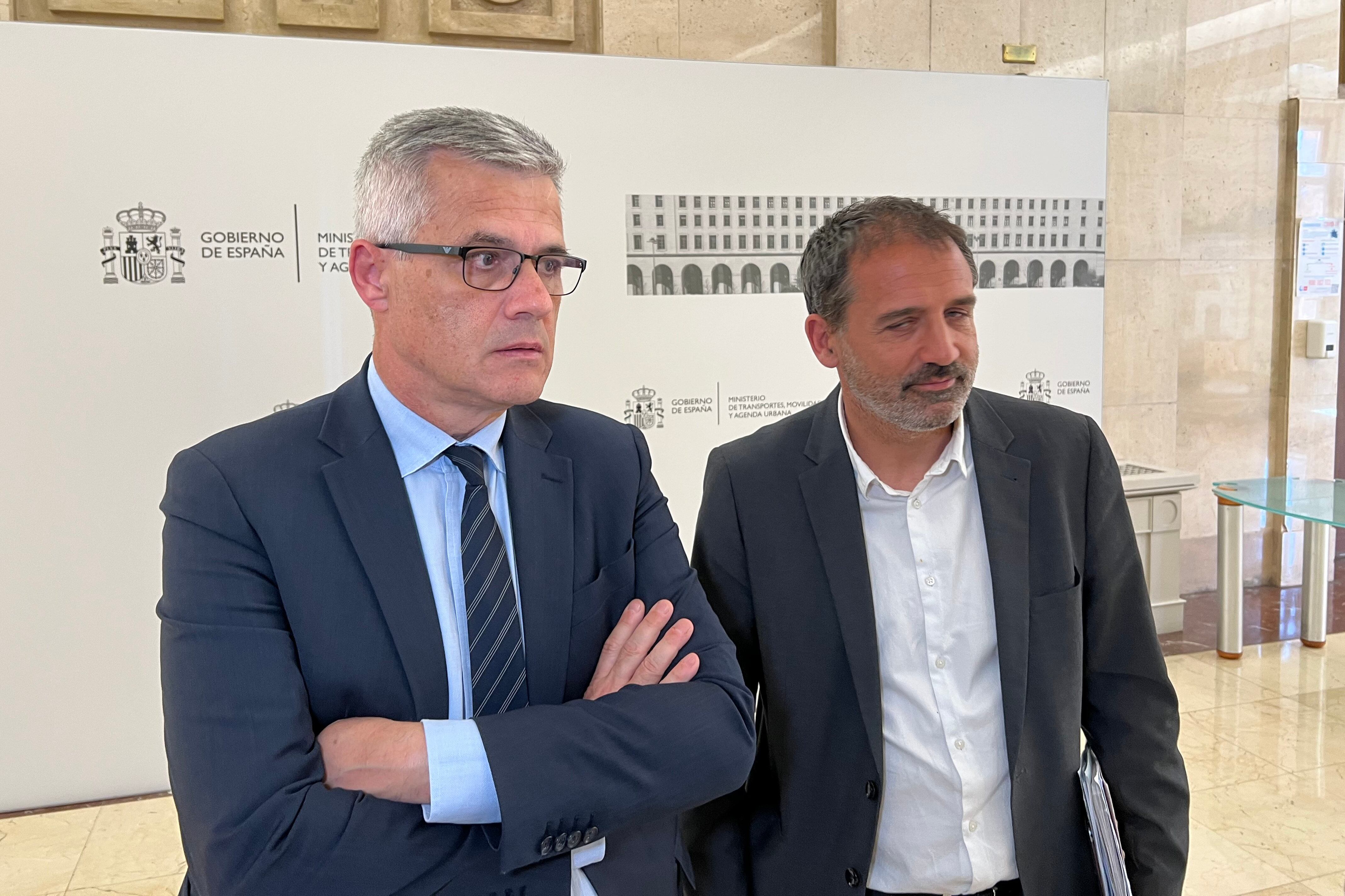 El secretari d'estat de Transports, David Lucas, i el secretari general d'Infraestructures, Xavier Flores, a la seu del ministeri.